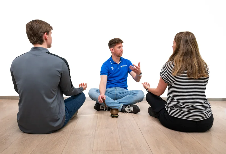 Mindfulness is feitelijk een aandachtstraining waarmee je leert bewust aandacht geven aan het huidige moment, zonder hierover te oordelen.