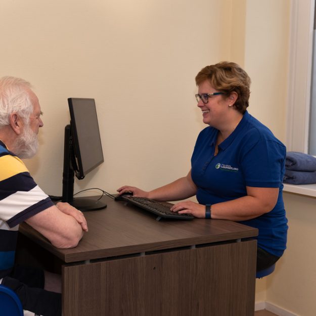 Fysiotherapie Lansingerland – Artrose Man komt bij de fysiotherapeut van Fysiotherapie Lansingerland voor artrose