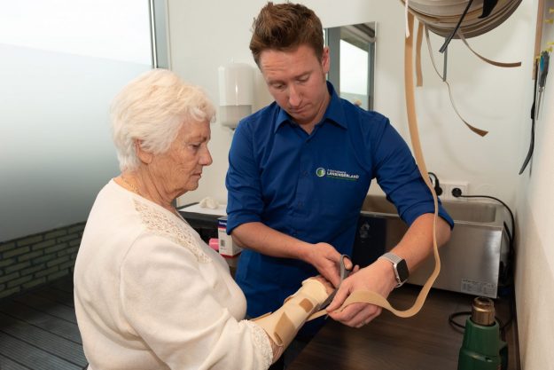 Fysiotherapie Lansingerland – handtherapie hand- en polsklachten hand- en polsklachten, hand, pols, KANS, carpale tunnel syndroom, carpal tunnel syndroom, arm klachten, nekklachten, schouderklachten, arm, nek, schouder, computerwerk, beeld gebruikers, computer, kantoorbaan, kantoorwerk, ergonomisch, ergotherapie, fysio, fysiotherapie, fysiotherapeut, fysiotherapiepraktijk, ergotherapeut, bureaustoel, muis, toetsenbord, zittend werk, houding, spierbelasting, psychische belasting, handtherapie, fysiotherapie, Berkenhoek, lansingerland