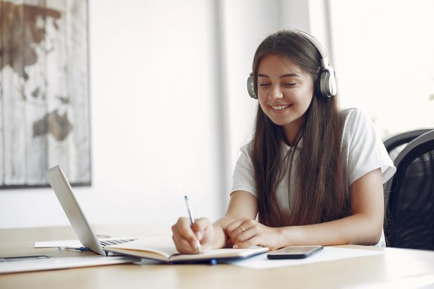 Fysiotherapie Lansingerland Rodenrijs en Berkel – Schooljaar Schooljaar, school, werk, nieuw, jaar, huiswerk, thuiswerk, werken thuis, werk thuis, nekklachten, schouderklachten, rugklachten, rug, nek, schouder, studeren, studie, leerling, student, werknemer, laptop, computer, nekpijn, rugpijn, schouderpijn, ademhaling, houding, ergonomisch, ergotherapie, beweging, werkplek