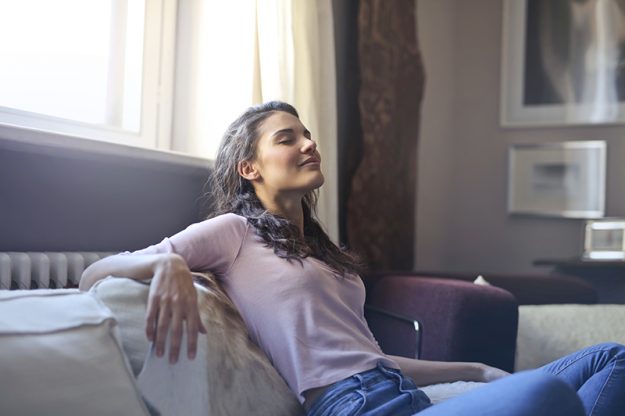 Fysiotherapie Lansingerland – Ademhaling bij stress Vrouw doet aan ademhaling bij stress in Bleiswijk en berkel en rodenrijs