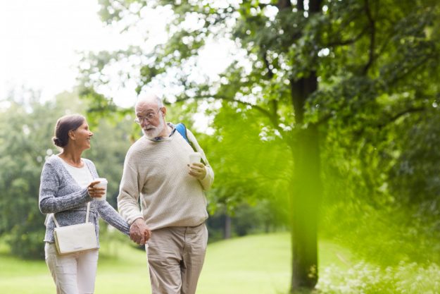 Fysiotherapie Lansingerland – Rugklachten tijdens het wandelen Man voor komt Rugklachten tijdens het wandelen samen met zijn vrouw in Bleiswijk en Berkel en Rodenrijs