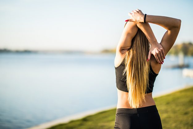 Fysiotherapie Lansingerland – hypermobiliteit Vrouw is hypermobiel en doet een workout met haar schouders