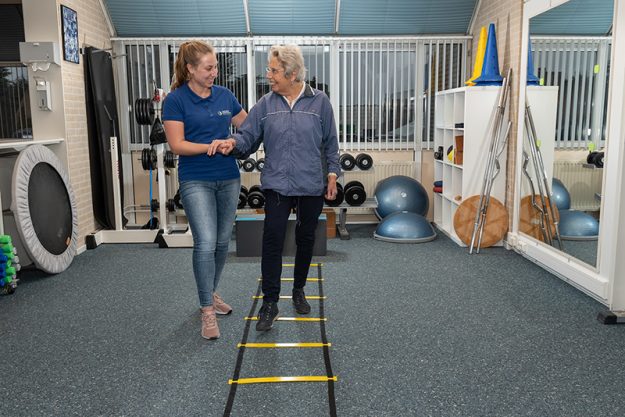 Fysiotherapie Lansingerland – revalidatie na een operatie Oude vrouw wordt door een fysiotherapeute van fysiotherapie lansingerland geholpen aan revalidatie na een operatie