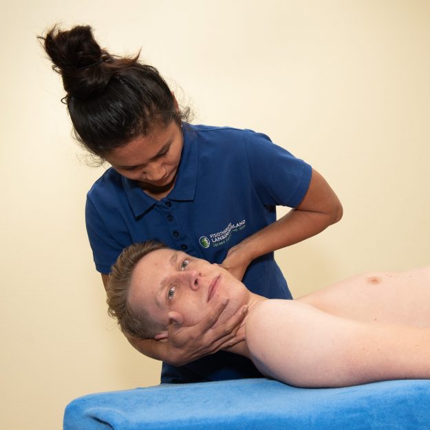 Lansingerland – Nekhernia Man wordt behandelt aan nekhernia