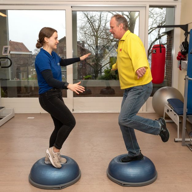 Lansingerland – Basisverzekering man en vrouw staan op luchtkussens tijden fysiotherapie uit de basisverzekering voor scheenbeenklachten