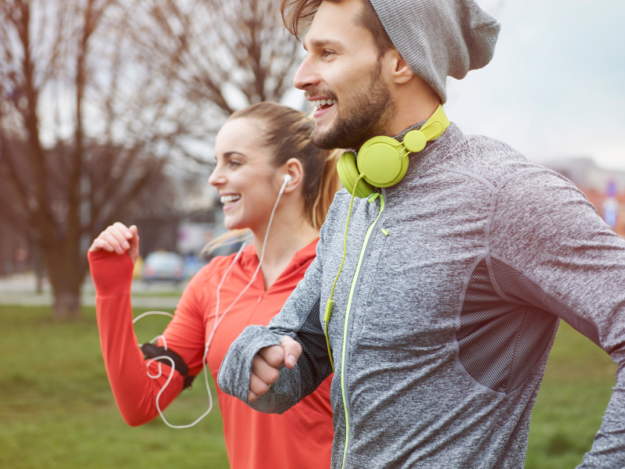Fysiotherapie Lansingerland – Stijve Spieren Twee joggers zijn aan het hardlopen in de kou om stijve spieren te voorkomen