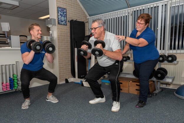 Krachttraining Fysiotherapeut helpt met krachttraining