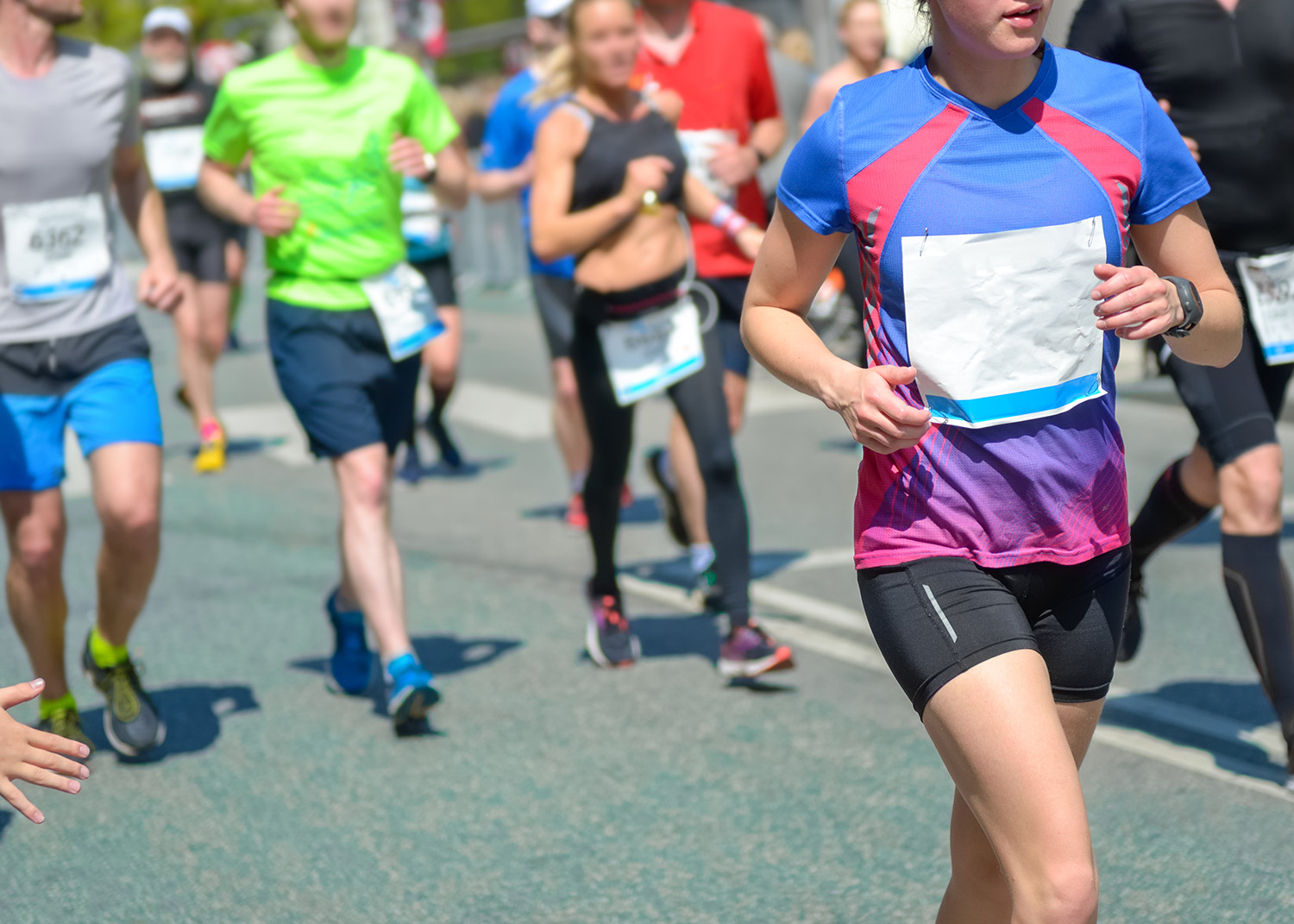 793561c5-a71f-4883-b962-a11fee9f218e mensen lopen de wandelvierdaagse en hebben een nummer aan