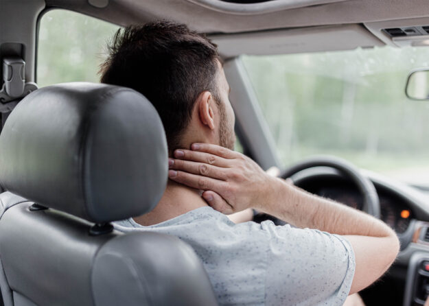 Nekpijn tijdens het autorijden Meneer heeft nekpijn tijdens het autorijden