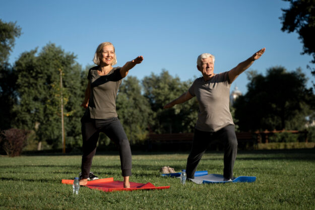 Tai Chi Man en een vrouw met knieartrose doen aan Tai Chi in het park.