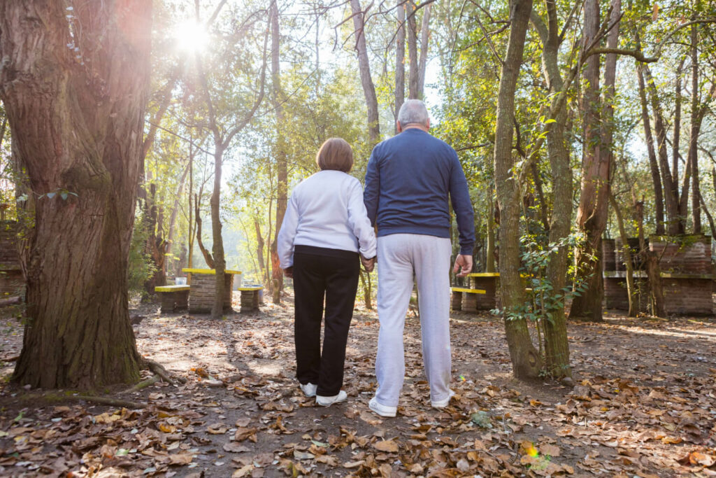 Meneer en mevrouw aan het wandelen.