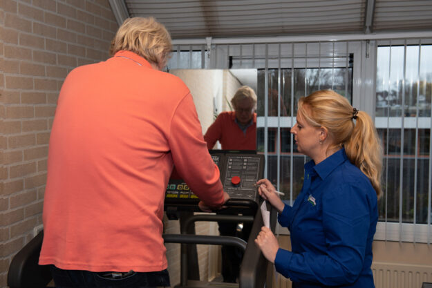 Ischias Fysiotherapeut behandelt een man die ischias heeft