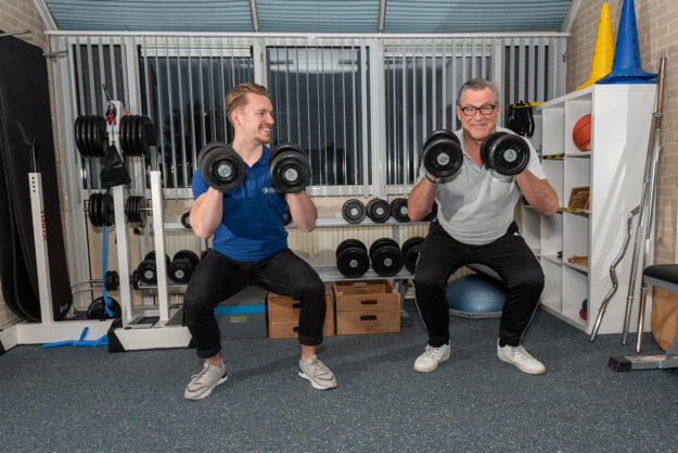 Sterke benen Patiënt werkt samen met fysiotherapeut in de oefenzaal aan Sterke benen