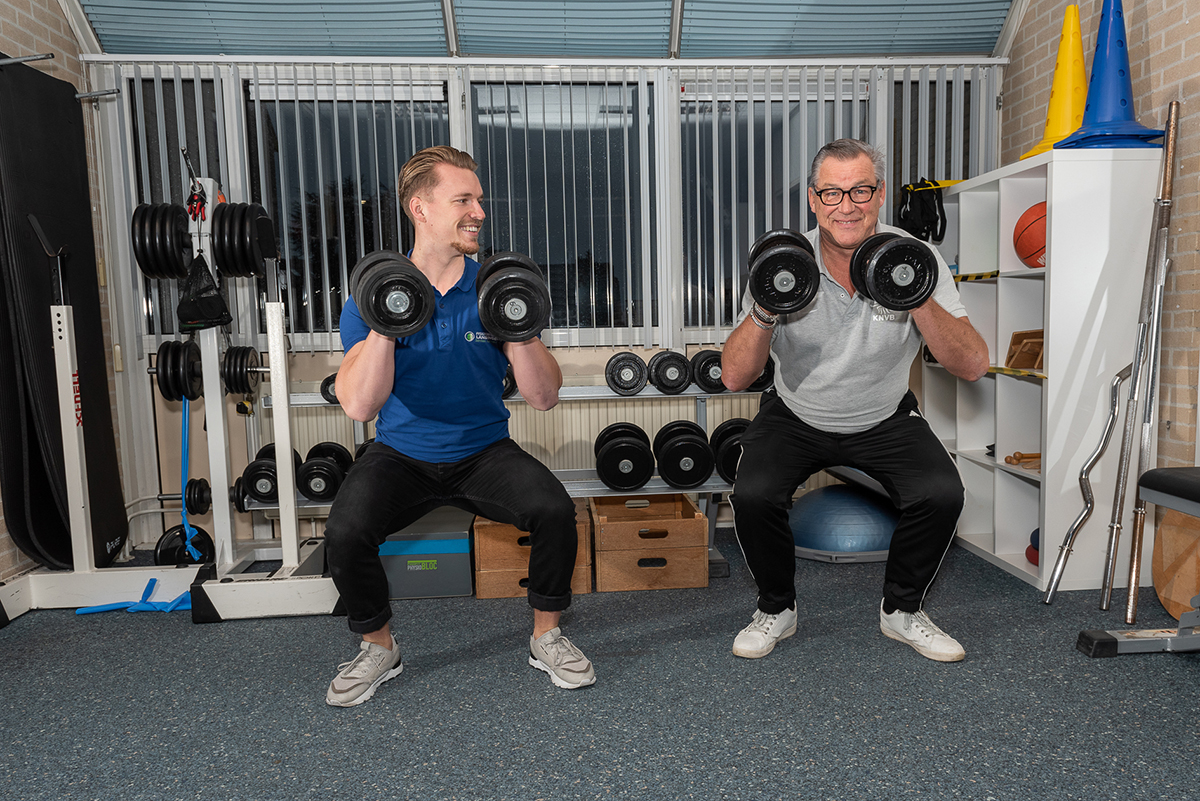 Sterke benen Patiënt werkt samen met fysiotherapeut in de oefenzaal aan Sterke benen