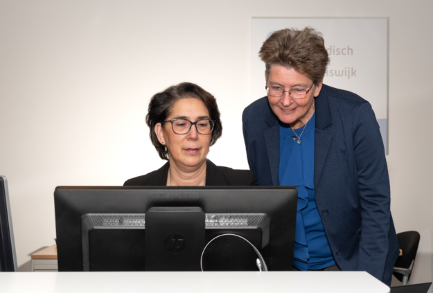 Beweging op kantoor, 5 tips voor een actieve werkdag! 2 vrouwen hebben een actieve werkdag op kantoor