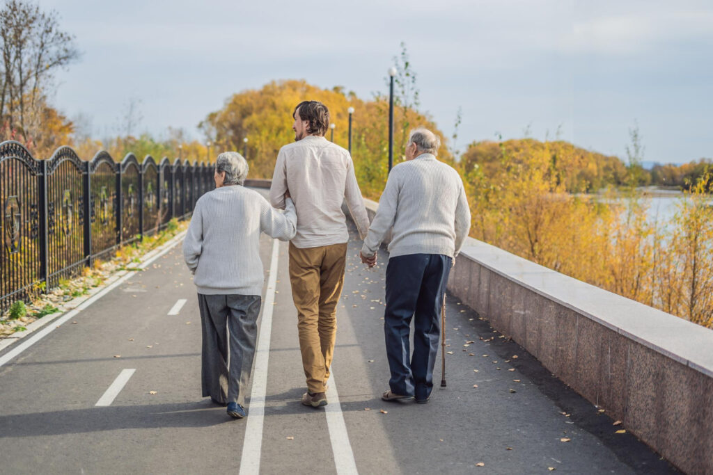 Valpreventie voor ouderen wordt gegeven door een fysiotherapeut met patiënten meeloopt.