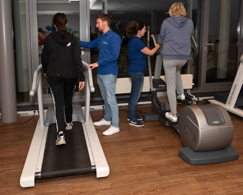 Twee mensen moeten herstellen na het sporten.