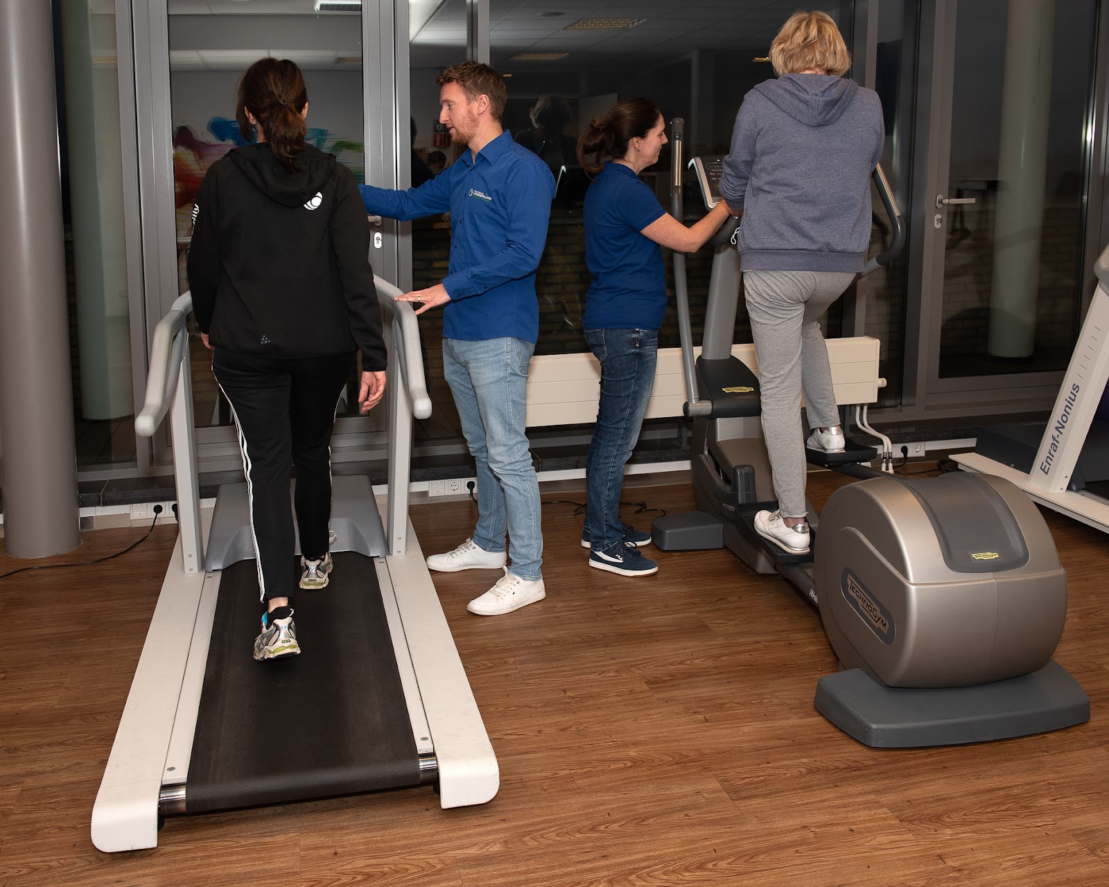 Twee mensen moeten herstellen na het sporten.